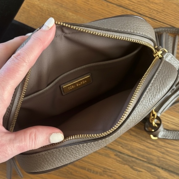 TORY BURCH Pebbled Leather Camera Bag in Silver Maple - Picture 4 of 11